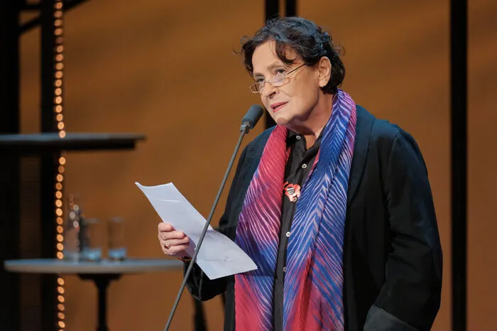 Die 74-jährige Burgschauspielerin Kirsten Dene nahm den Lebenswerk-Preis entgegen: "Zum Abschied ein leises Servus und ein lauteres: Obacht geben! Und spielt schön! Pfiat Euch! Danke."