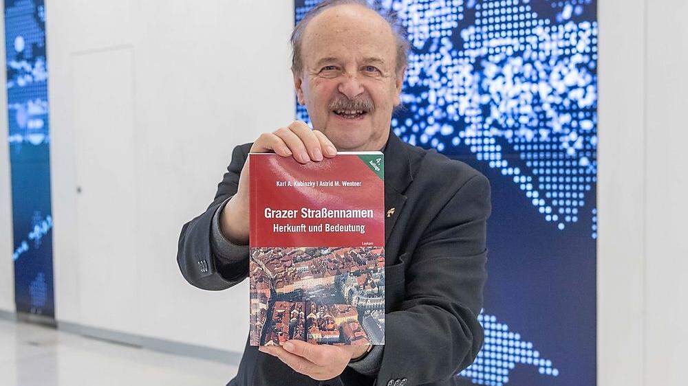 Historiker Karl Kubinzky mit seinem neuen Buch
