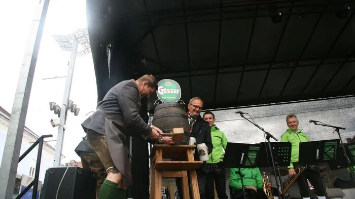 Nach der Eröffnung in Göss wurde der 180. Gösser Kirtag auch am Leobener Hauptplatz mit einem Bieranstich eröffnet.