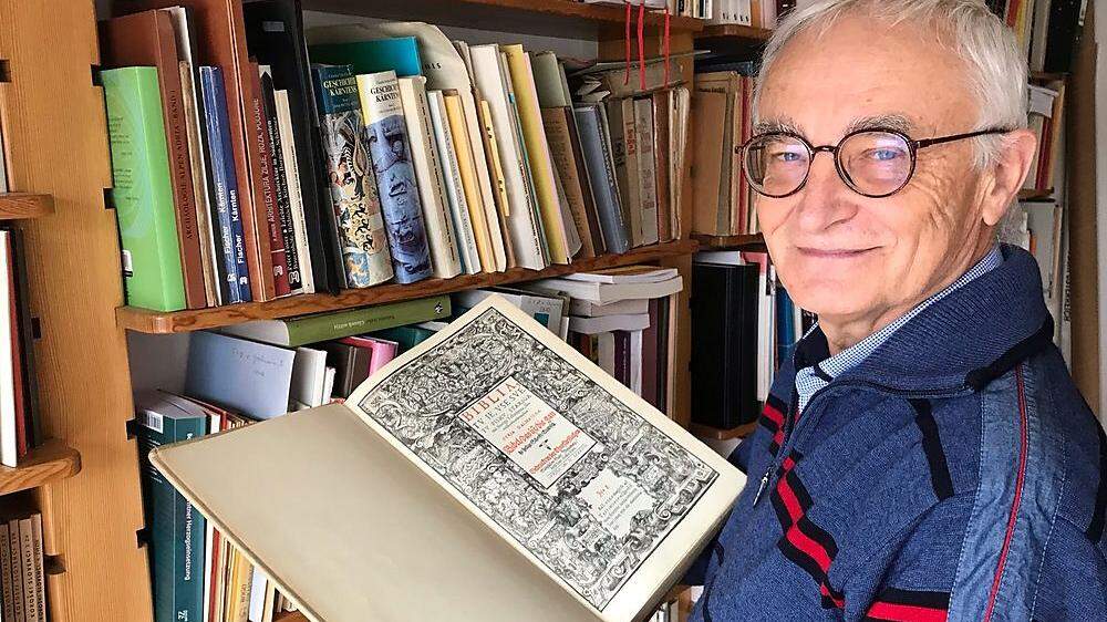 Theodor Domej mit einem schönen Exemplar aus seiner 30.000 Bände umfassenden Bibliothek