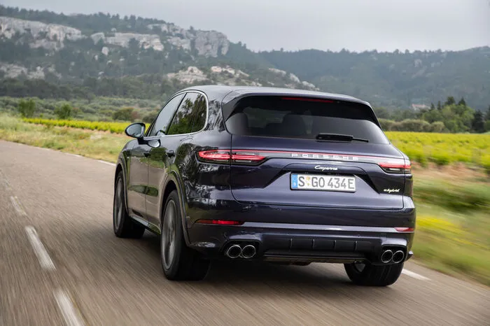Während die Leistung des Verbrennungsmotors im Vergleich zum Vorgängermodell um sieben PS moderat angehoben wurde, kommt die E-Maschine jetzt auf über 43 Prozent mehr Leistung.