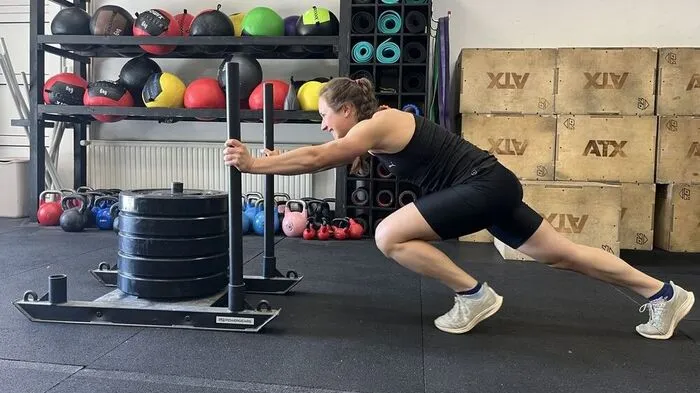 Michaela Hirzberger beim "Sled Push"
