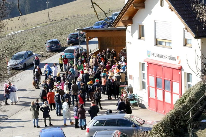 Dass im Anschluss bei der Faschingsparty vor dem Feuerwehrhaus so richtig die Post abging, versteht sich von selbst. 