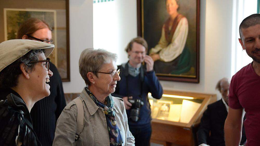 Barbara Frischmuth führte die Bus-Poeten durch das Literaturmuseum in Altaussee