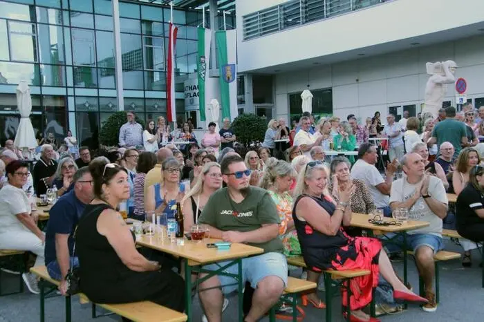 Der nächste Musiksommer-Abend findet am Freitag, dem 25. Juli statt. Bei freiem Eintritt wird die „ABBA Coverband“ ab 19 Uhr am Rathausplatz spielen.