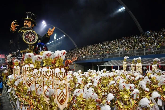 Der Karneval in São Paulo ist dem in Rio mit dem Hauptwettkampf ähnlich, die Haupttage sind aber Freitag und Samstag.