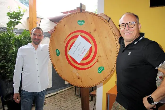 Beim Glücksrad und Luftdruckschießstand konnten die Besucher wertvolle Preise gewinnen und ihr Können unter Beweis stellen.