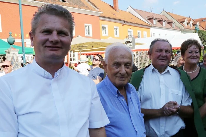 Im Rahmen eines Festaktes wurde eine Büste von Papst Pius X. beim Kriegerdenkmal enthüllt und geweiht.