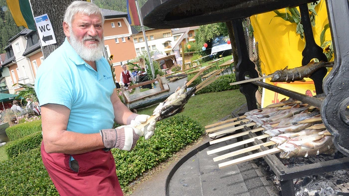 Der beliebte Steckerlfisch bei Peter Schabus.
