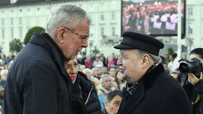 Bundespräsident Alexander Van der Bellen begrüßt den KZ-Überlebenden Rudi Gelbard.