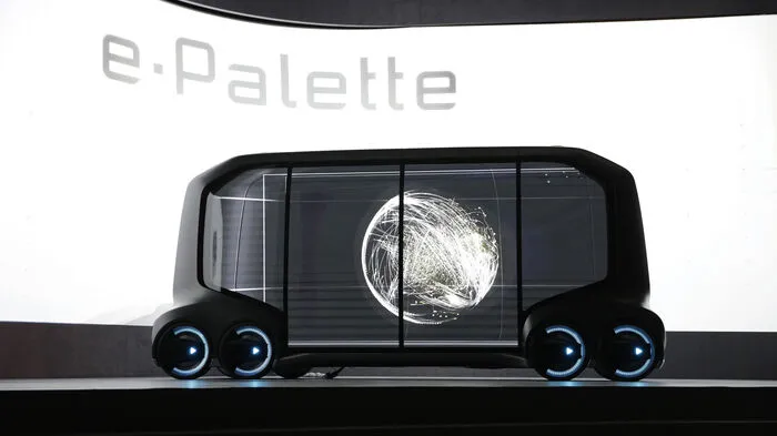 Der japanische Autobauer stellte auf der CES das Konzept "e-Palette" vor, eine Art mobilen autonomen Raum in der Größe eines Lieferwagens. Er könne beliebig eingesetzt werden: Als Transporter, Büro, Arztpraxis, Spielhalle oder Minibus.