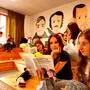  Mehrere jugendliche Schülerinnen und Schüler sitzen in einer Bibliothek und lesen in den Werken Bachmanns