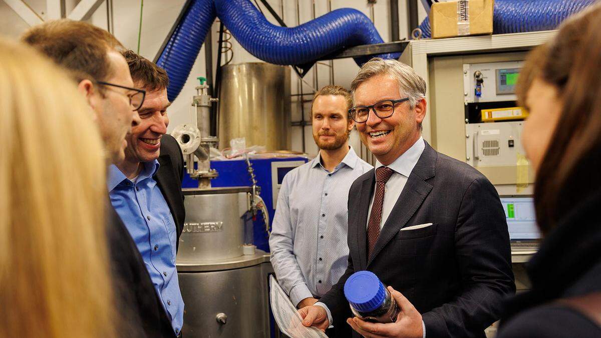 Finanzminister Magnus Brunner machte sich ein Bild von den Forschungsvorhaben im Bereich Wasserstoff und Kohlenstoff