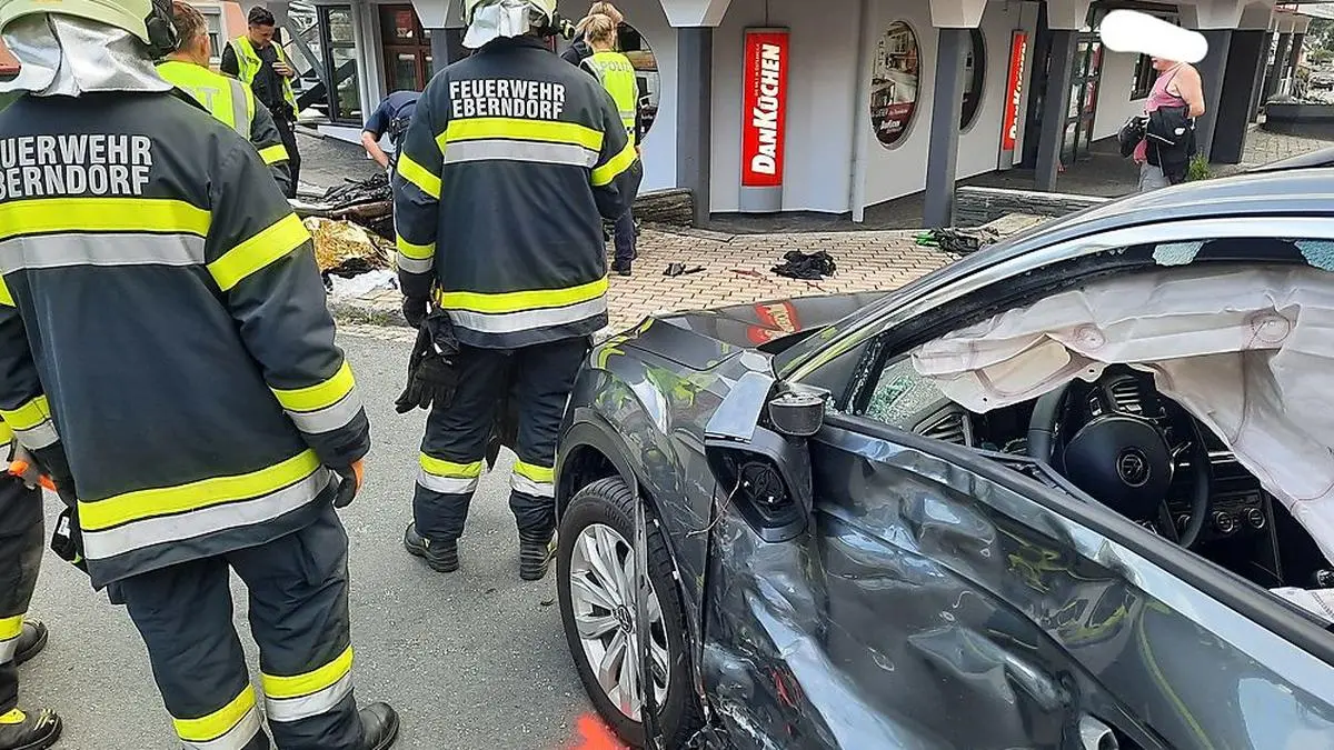 Der Pkw wurde schwer beschädigt 