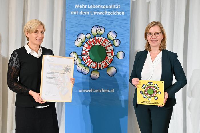 Marlene Bacher nahm von Ministerin Eleonore Gewessler das Österreichische Umweltzeichen in Empfang