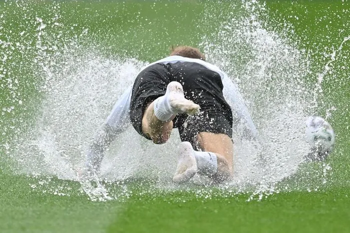Österreich war noch nicht an der Reihe, Stefan Posch nützte die Zeit für Wasserspiele.