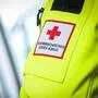 Der Arm eines Mitarbeiters des Roten Kreuzes mit Uniform | (Symbolfoto)