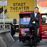 Aron Stiehl mit seinem neuen Fahrzeug