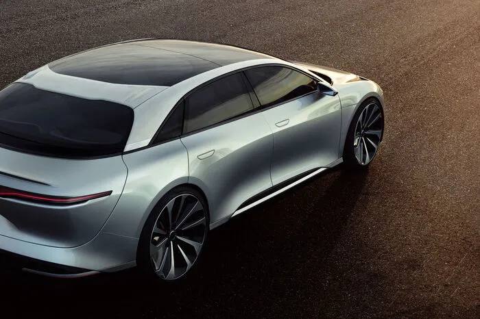 Der ist ganz eindeutig gegen das Model S von Tesla positioniert: Auch er sprintet in 2,5 Sekunden von 0 auf 100 km/h. Nur dass der Newcomer eine gehörige Portion mehr Design in die Waagschale wirft.
