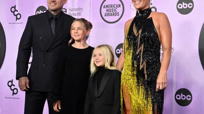 Die größten Namen der Musikbranche versammelten sich für die 50. jährlichen American Music Awards in Los Angeles. Unter ihnen auch Sängerin Pink, die mit Mann Carey Hart und ihren Kindern Jameson und Willow die ganze Familie mitbrachte und mit ihren goldenen Glitzerfransen einen Farbtupfer in die sonst einheitlich schwarz gekleidete Gruppe brachte.