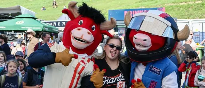 Die Red Bull-Maskottchen mischten sich am Freitag unter die Besucher in der neu gestalteten Fan-Zone