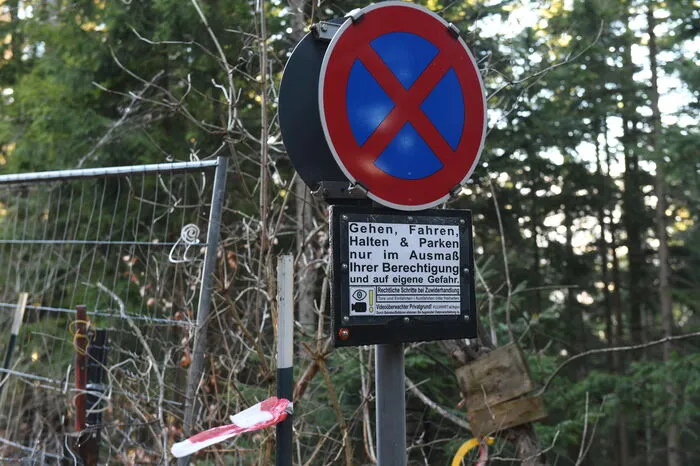 Direkt an der Einfahrt steht ein "Halten und parken verboten"-Schild.