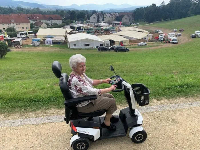 Bewohnerin Paula Scharf hat sich im Vorjahr zum 100. Geburtstag einen Besuch beim „Gackern“ gewünscht