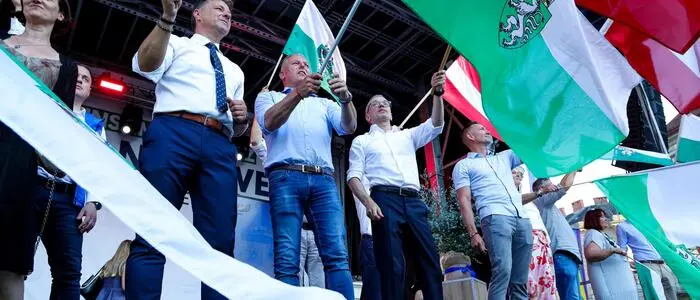 René Apfelknab, Mario Kunasek und Herbert Kickl und weitere schwenken auf der Bühne Steiermark- und Österreich-Fahnen