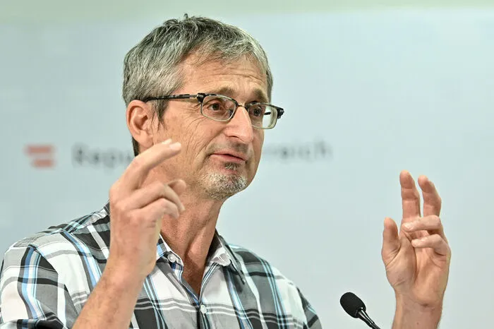 Was ich vor der Pandemie für völlig unmöglich gehalten habe: Regierungen können energisch unpopuläre Entscheidungen treffen. Leider hat die Pandemie auch dazu geführt, dass andere gravierende Probleme wie Klimakrise und Biodiversitätsverlust aus der öffentlichen Wahrnehmung verschwinden, als ob sie nicht mehr existierten. - Hans-Peter Hutter, Infektiologe und Umweltmediziner, Med Uni Wien