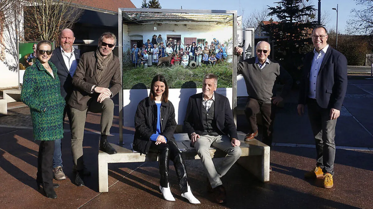 Bürgermeister Herbert Spirk mit Dietmar Fuchs, Hans Gollowitsch, Christian Jungwirth und Gästen bei der Ausstellungseröffnung am Dorfplatz in Bad Loipersdorf.
