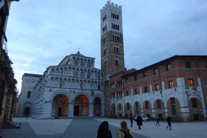 San Martino ist die Kathedrale des Erzbistums Lucca. Die Kirche stammt aus dem ausgehenden 12. Jahrhundert und überrascht mit ihrer eigenwilligen Architektur, etwa den drei absichtlich ungleichen Bögen am Portal.