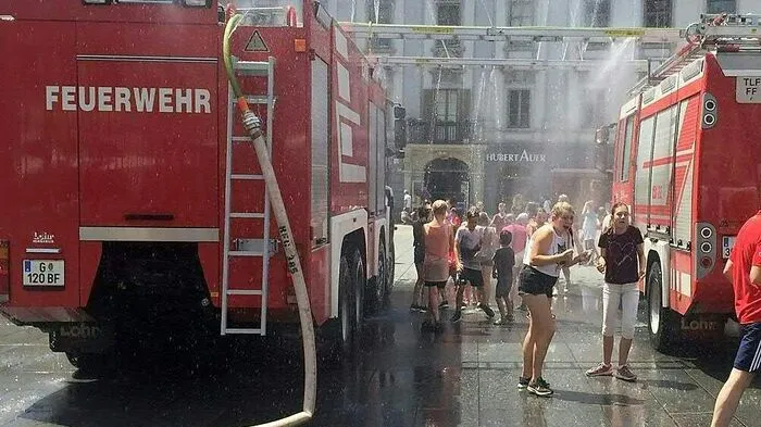 Auch in anderen Städten rücken Feuerwehren aus, um Bewohner zu duschen