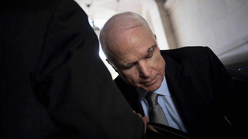 Senator McCain erschien nach seiner OP mit einer Narbe über dem Auge