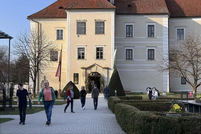 Mit einem melodischen Mix aus klassischen und modernen Songs beeindruckte das Gitarren-Duo zwei Stunden lang eine Vielzahl an Gästen im Schlosshof.
