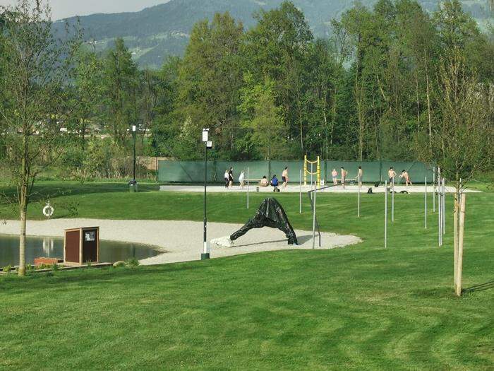 Die neue Rutsche, die dann in den Nichtschwimmerbereich münden wird