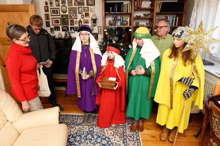 In den Häusern und Wohnungen verkünden sie die frohe Botschaft von der Geburt Jesu...