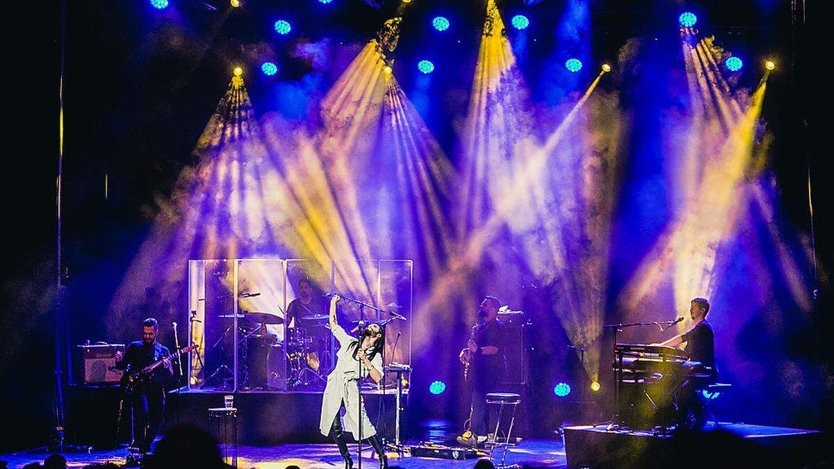 Vor 600 Fans im ausverkauften Grazer Orpheum: Conchita & Band