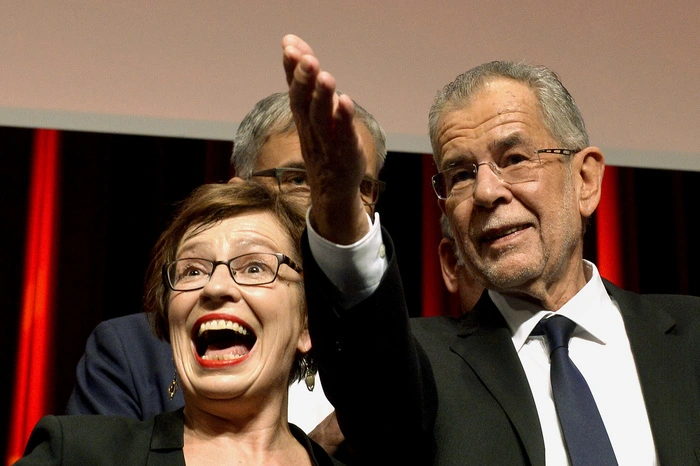 "Van der Bellen Präsident in Österreich. Der Populist Hofer abgestraft" "La Repubblica" aus Italien