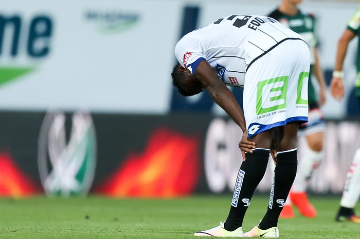 30. Juli 2016: Der Dämpfer nach dem 3:1-Sieg gegen den Meister folgt auf den Fuß. Gegen Ried, in der ersten Runde noch von Rapid abgeschossen, gibt es eine mehr als vermeidbare 0:1-Niederlage. Der Treffer durch Peter Zulj fällt nach einem Freistoßtrick der Innviertler. Aufstellung: Gratzei; Koch, Spendlhofer, Schoissengeyr, Lykogiannis; Jeggo (68. Hierländer), Matic; Huspek (62. Horvath), Alar, Schmerböck; Edomwonyi (62. Kienast)