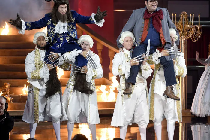 Die Realverfilmung des Disney-Kultklassikers stand schon bei der Eröffnung im Mittelpunkt: Gastgeber Adam DeVine und Schauspieler Josh Gad schlüpften ebenso in teils absurde Kostüme wie ...