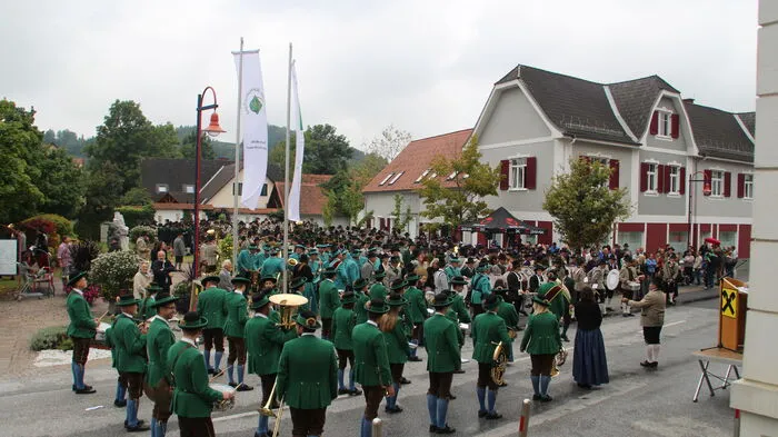 Mit 22 Gastkapellen feierten die Musiker aus Markt Hartmannsdorf ihr Jubiläumsfest. Klicken Sie sich durch die schönsten Bilder der Feierlichkeiten!