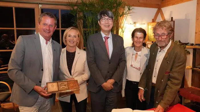 Bürgermeister Thomas Schäfauer, Dagmar Schäfauer, Botschafter Kiminori Iwama sowie Dorothea und Günther Klösch