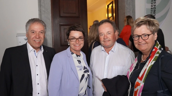 Spittals Stadtrat Franz Eder mit Landeshauptmann-Stellvertreterin Beate Prettner und Johann und Erika Schuster