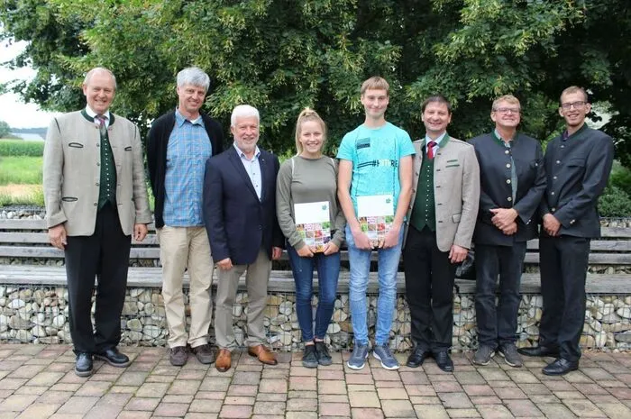 Sie schlossen mit Auszeichnung ab.