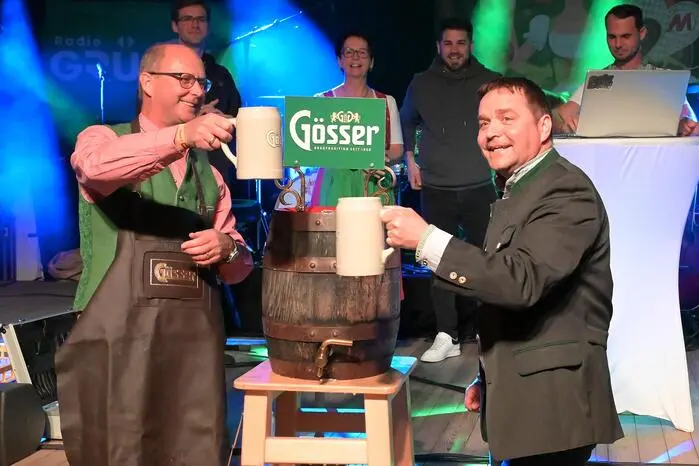 Beim traditionellen Bieranstich, den Hausherr Fritz Mayer gemeinsam mit Bürgermeister Günter Reichhold vornahm, gab es Freibier für die Gäste.