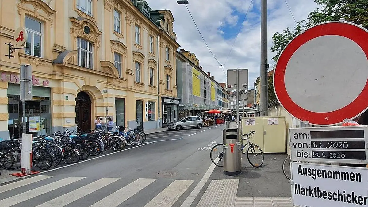 Die Straße an der Ostseite des Kaiser-Josef-Platzes soll zur Fußgänger- oder Begegnungszone werden. Aber es gibt Widerstand