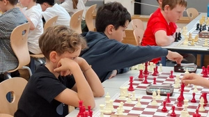 Drei junge Schachspieler am Brett