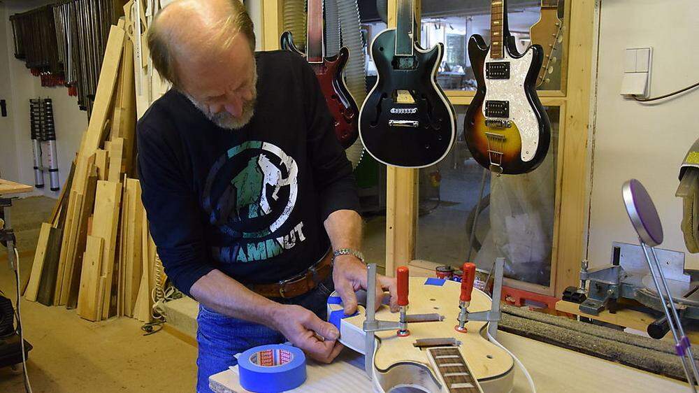 Drei Gitarren hat der pensionierte Tischlermeister gerade in Arbeit