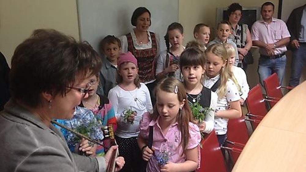 Die Kinder aus Pölling brachten Blumen und ein Lied mit 