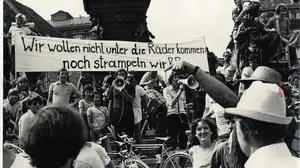 Eine Sternfahrt-Demo für mehr Platz für Fahrräder 1979 vor dem "Radhaus"